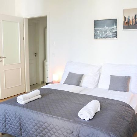 Rose Suites And Rooms Prag Exterior foto